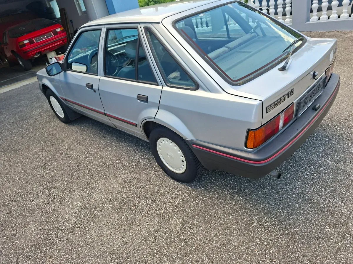 Ford Escort 1987 photo 2