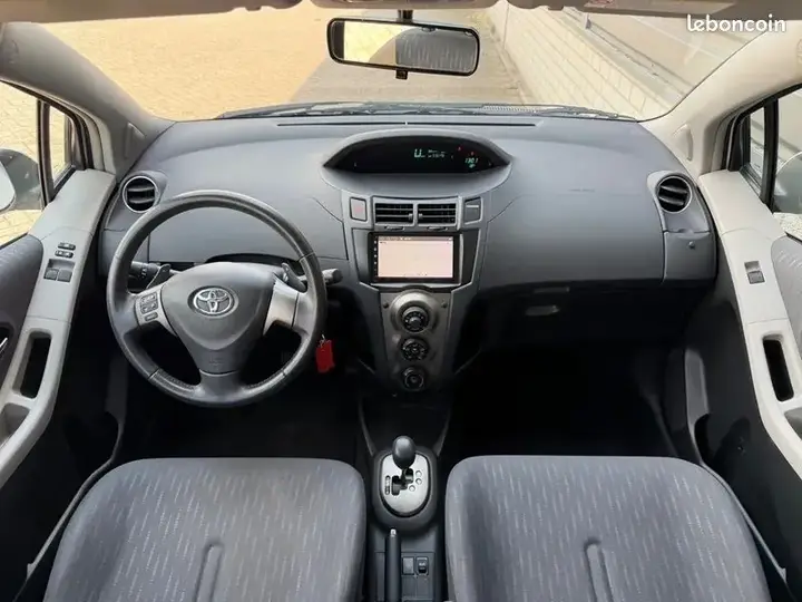 Toyota Yaris 2011 photo 2