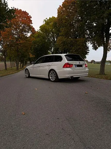 BMW 325I 2010 photo 3