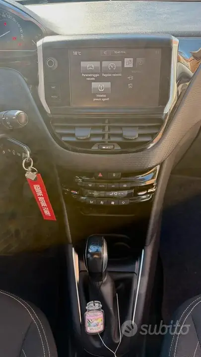 Peugeot 208 2017 photo 2