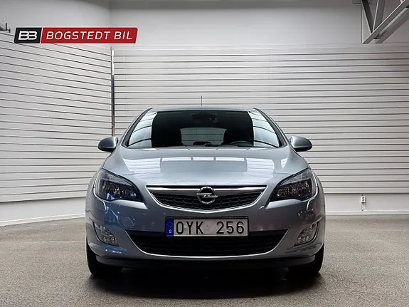 Opel Astra 2012 photo 2