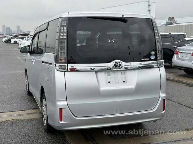 Toyota Voxy 2016 photo 3