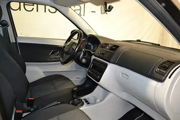 Skoda Fabia 2011 photo 5