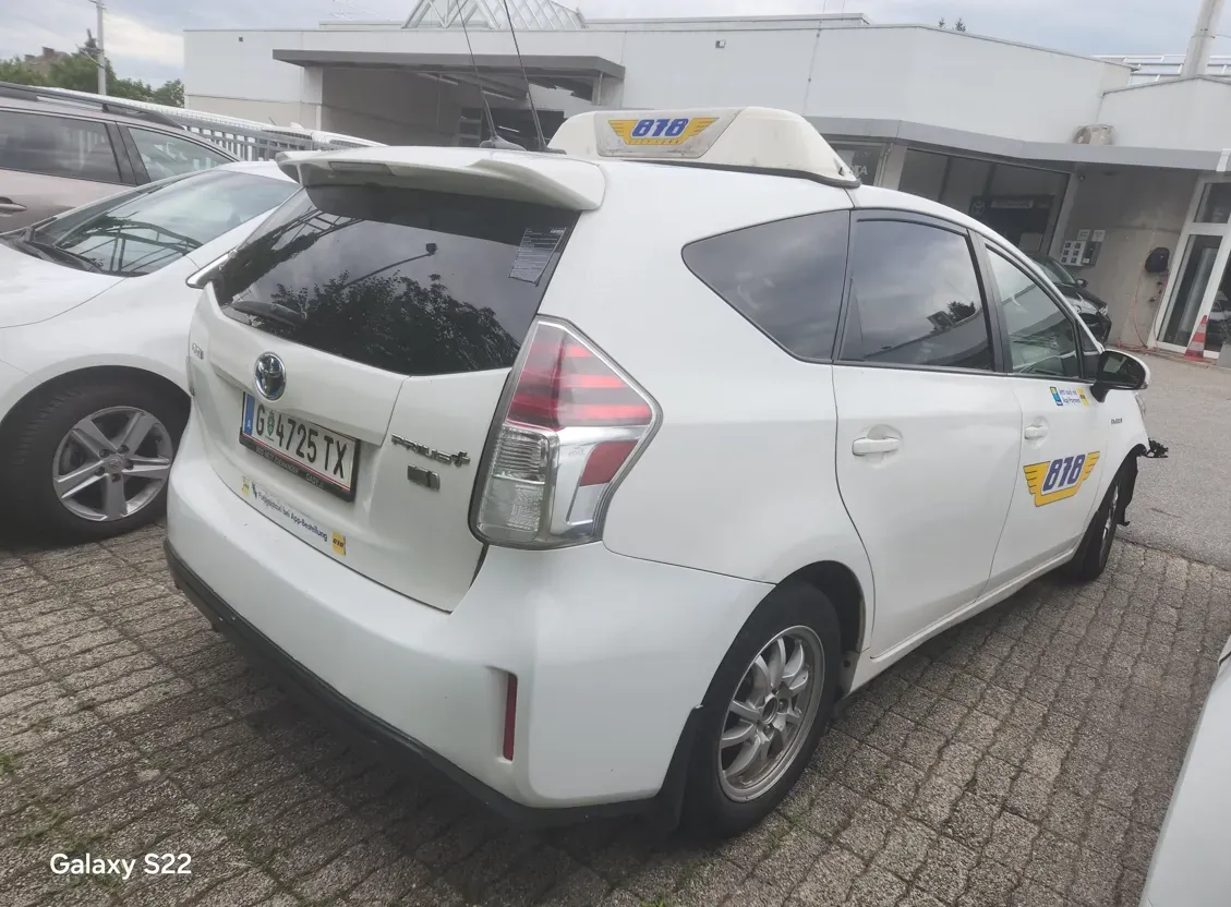Toyota Prius 2015 photo 2