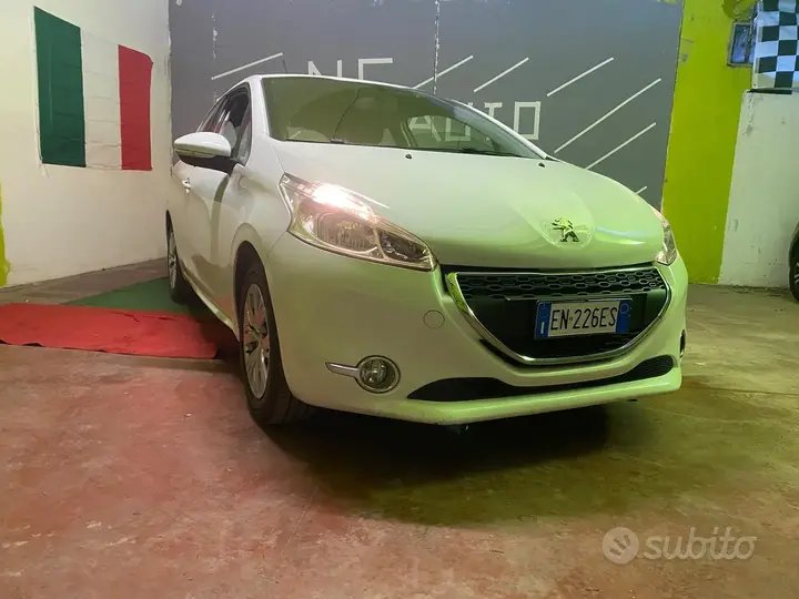 Peugeot 208 2012 photo 2