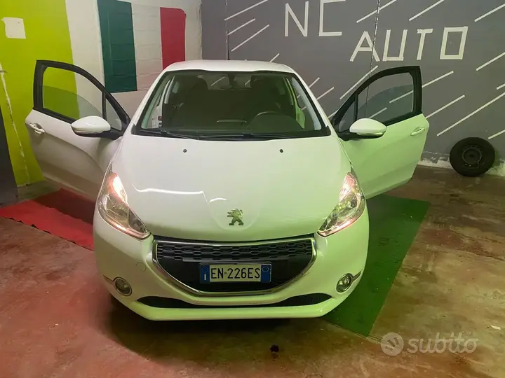 Peugeot 208 2012 photo 3