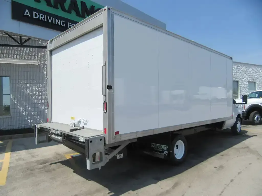 Ford E-450 2022 photo 3