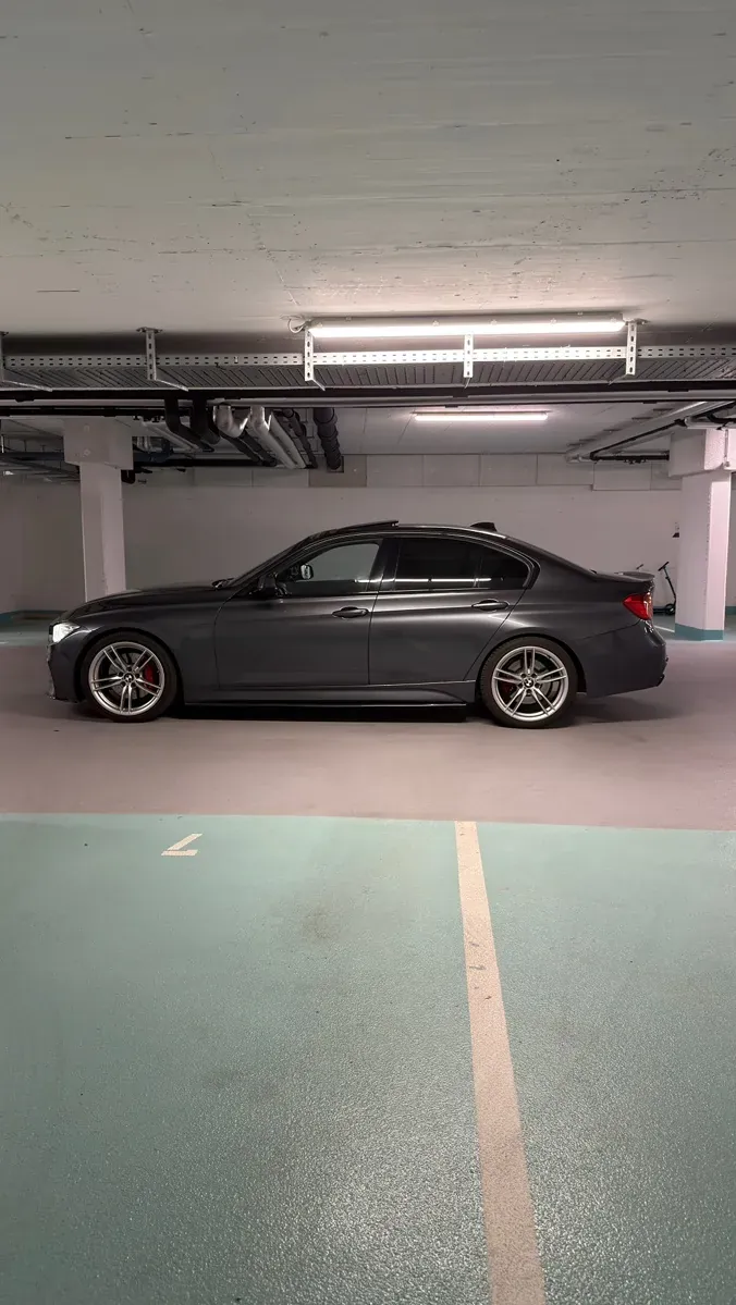 BMW 3 Series 2011 photo 2