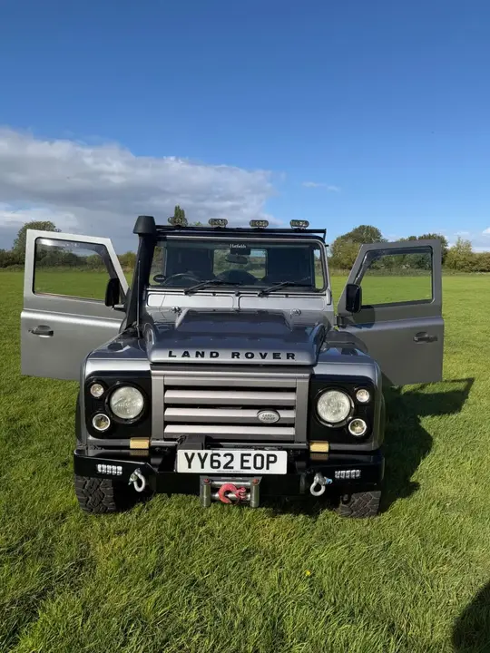 Land Rover Defender 90 2012 photo 2