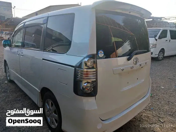 Toyota Voxy 2008 photo 3