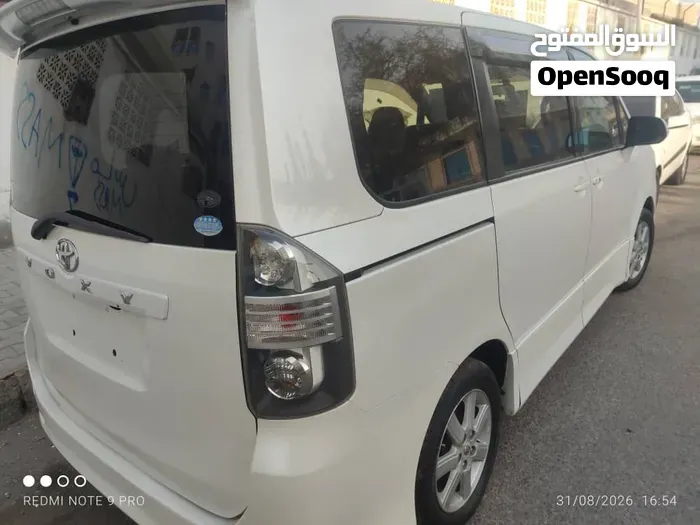 Toyota Voxy 2008 photo 4