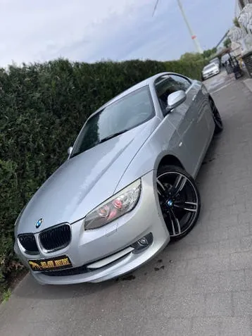 BMW 318I 2011 photo 2