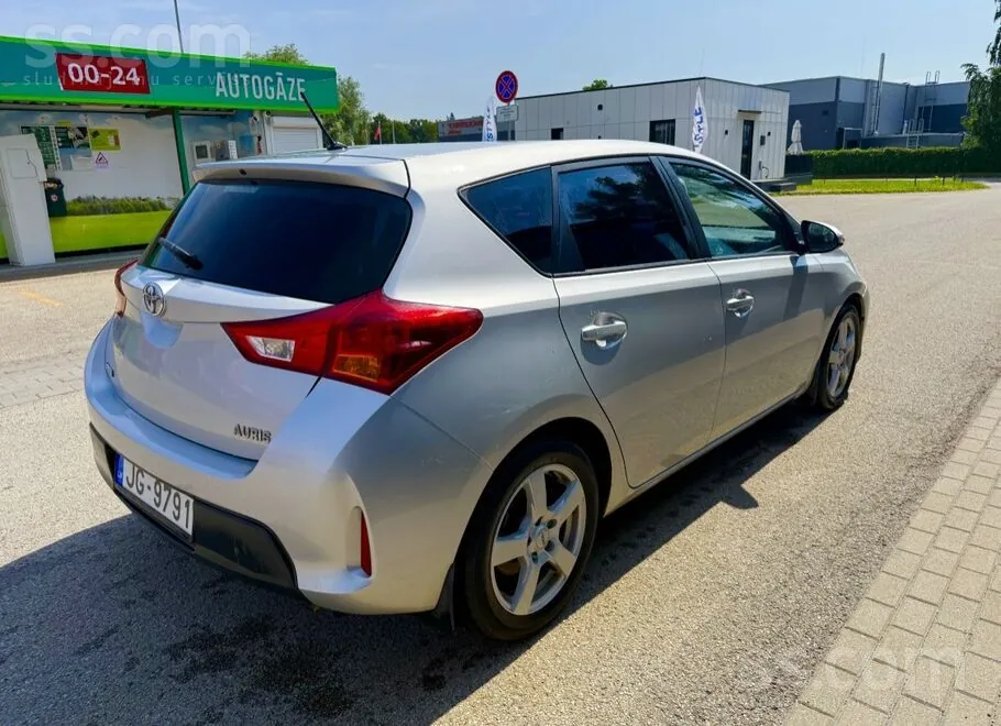 Toyota Auris 2013 photo 3