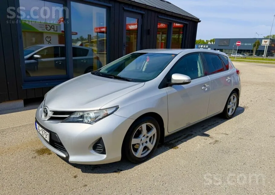Toyota Auris 2013 photo 2