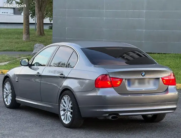 BMW 3 Series 2011 photo 2