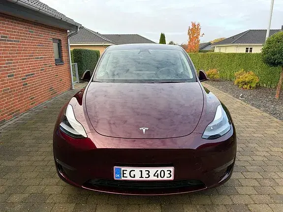 Tesla Model Y 2025 photo 2
