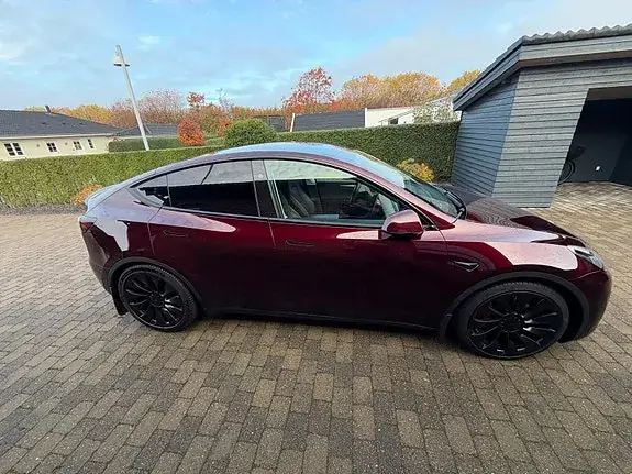 Tesla Model Y 2025 photo 4