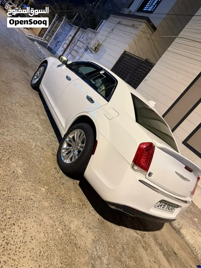 Chrysler 300 2022 photo 2