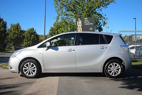 Toyota Verso 2012 photo 2