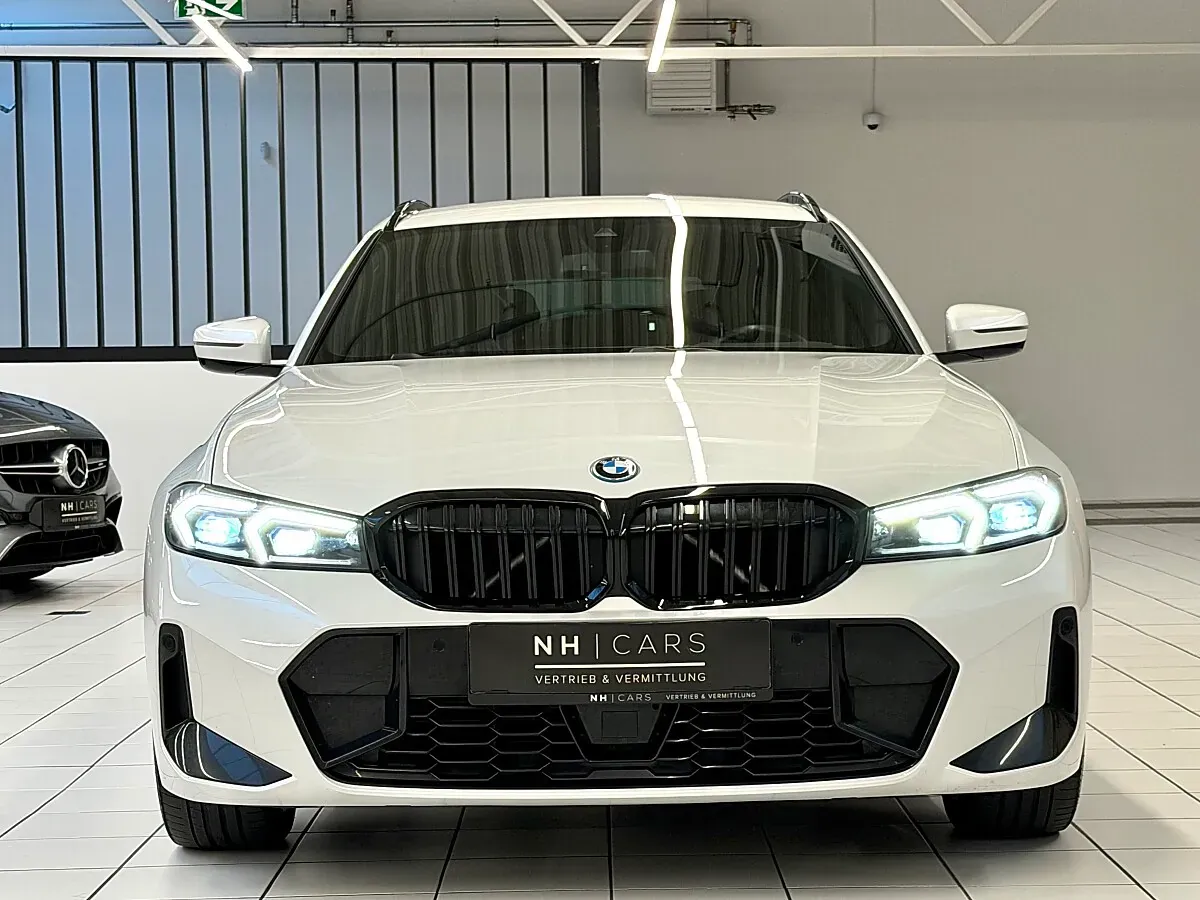 BMW 3 Series 2022 photo 2