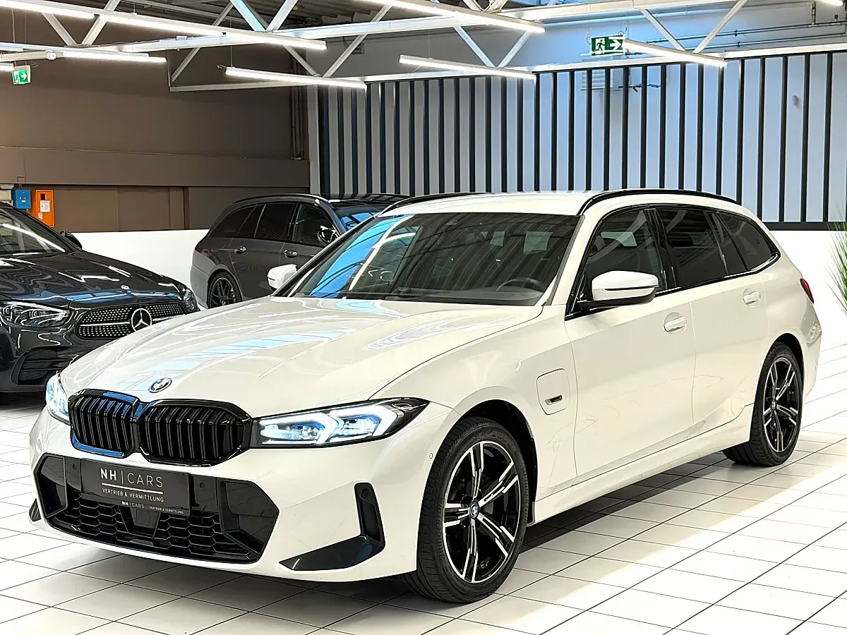 BMW 3 Series 2022 photo 3