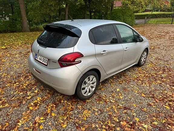 Peugeot 208 2016 photo 3