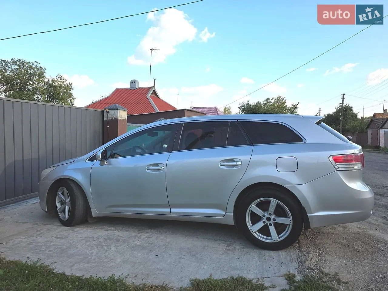 Toyota Avensis 2010 photo 2