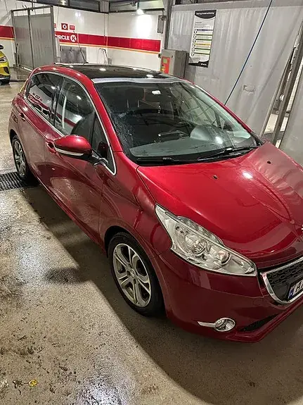 Peugeot 208 2012 photo 2