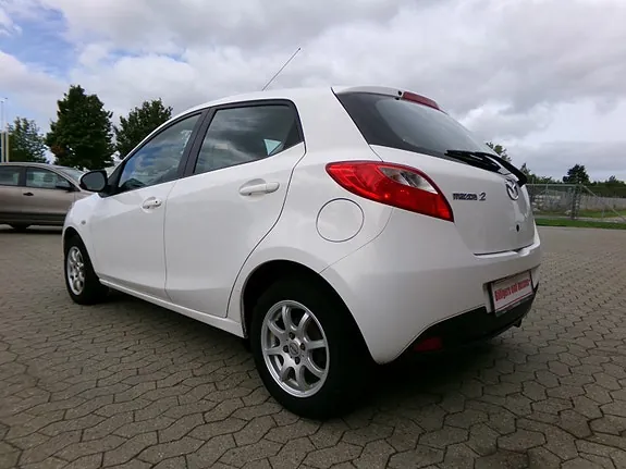 Mazda 2 2014 photo 4