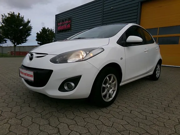 Mazda 2 2014 photo 3
