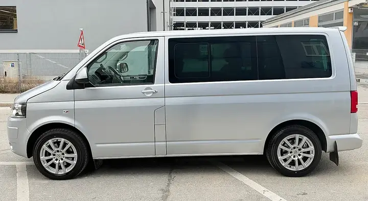 Volkswagen Multivan 2010 photo 3