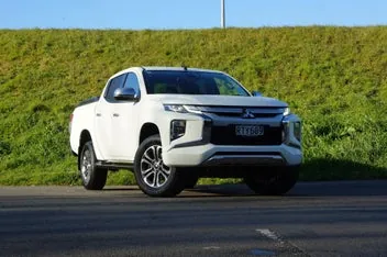 Mitsubishi Triton 2023 photo 2