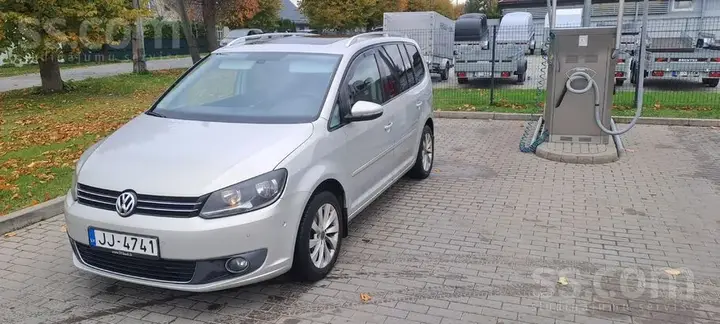 Volkswagen Touran 2011 photo 2