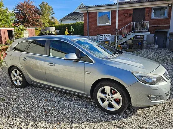 Opel Astra 2012 photo 2