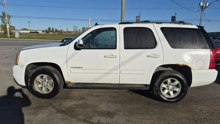GMC Yukon 2011 photo 2