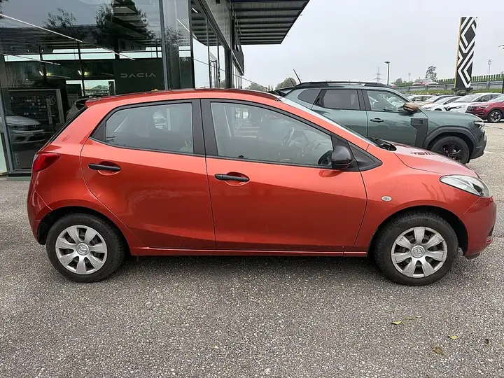 Mazda Mazda2 2010 photo 3