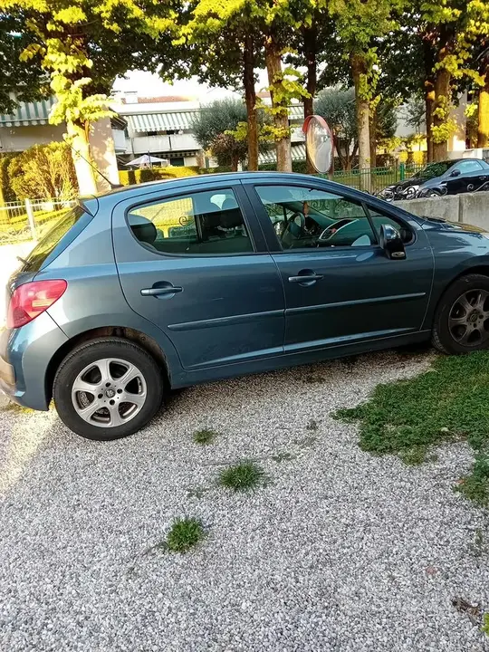 Peugeot 208 2008 photo 2