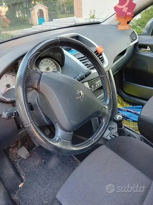 Peugeot 208 2008 photo 5