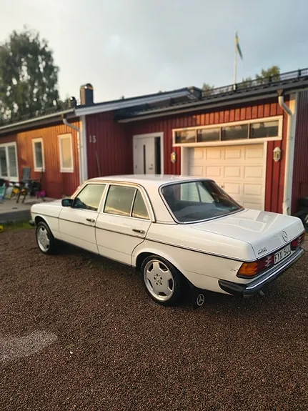 Mercedes-Benz 230 1977 photo 4