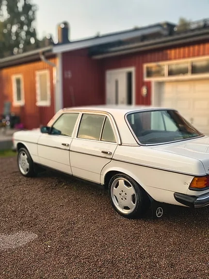Mercedes-Benz 230 1977 photo 2