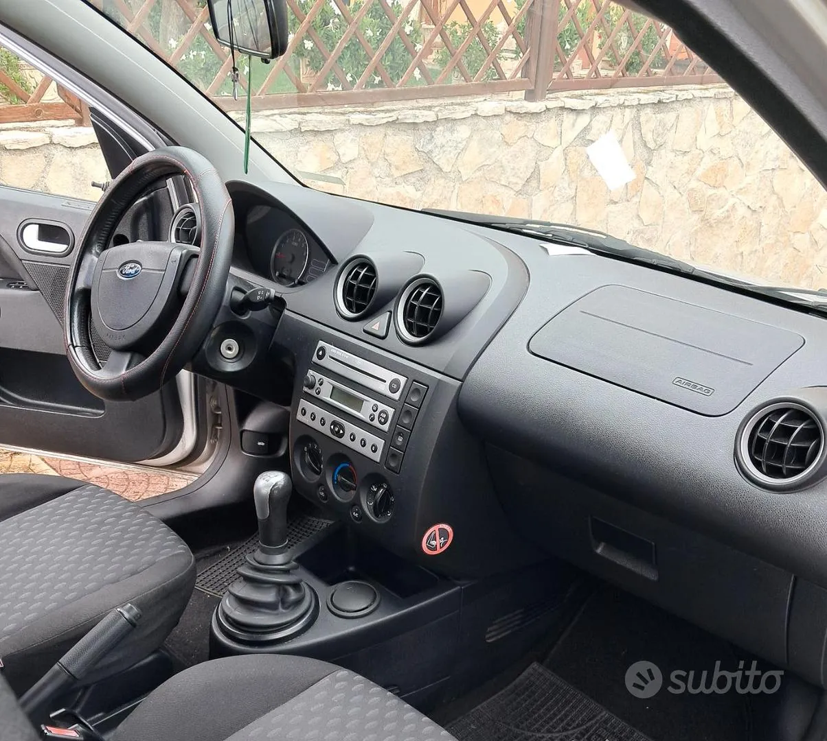 Ford Fiesta 2005 photo 5