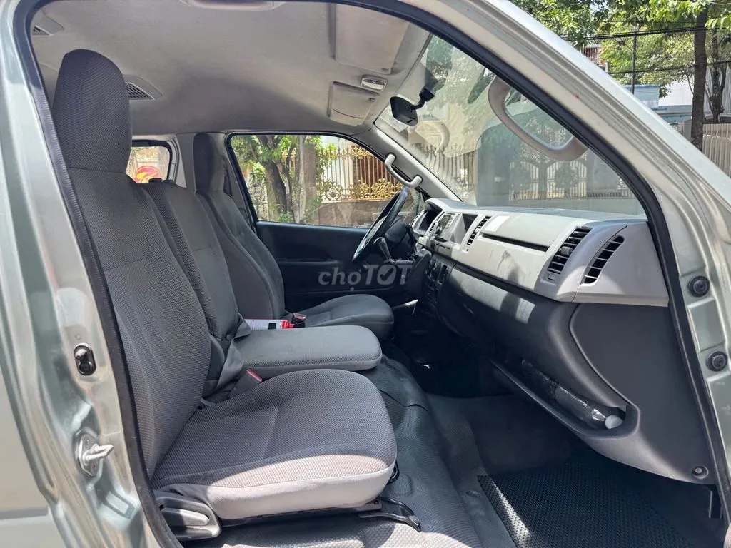 Toyota Hiace 2009 photo 2