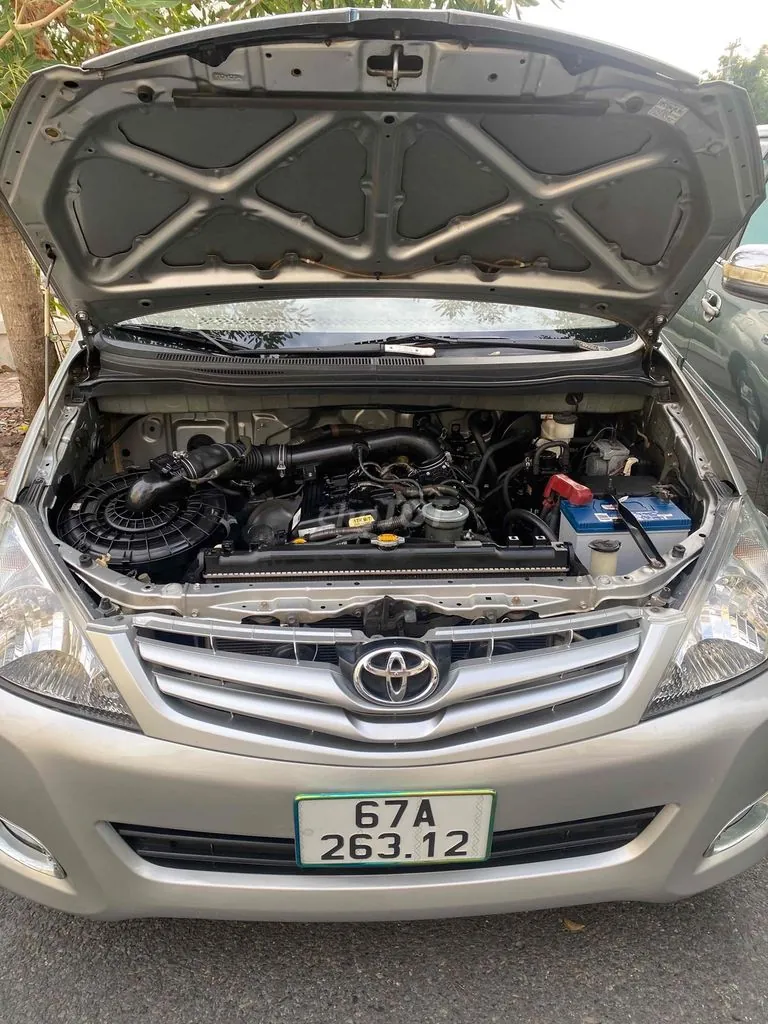 Toyota Innova 2010 photo 2