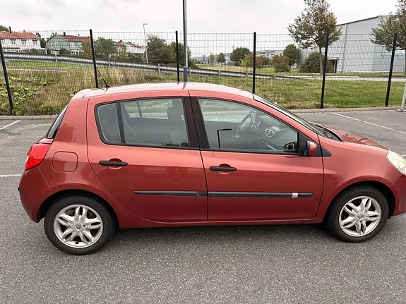 Renault Clio 2006 photo 2