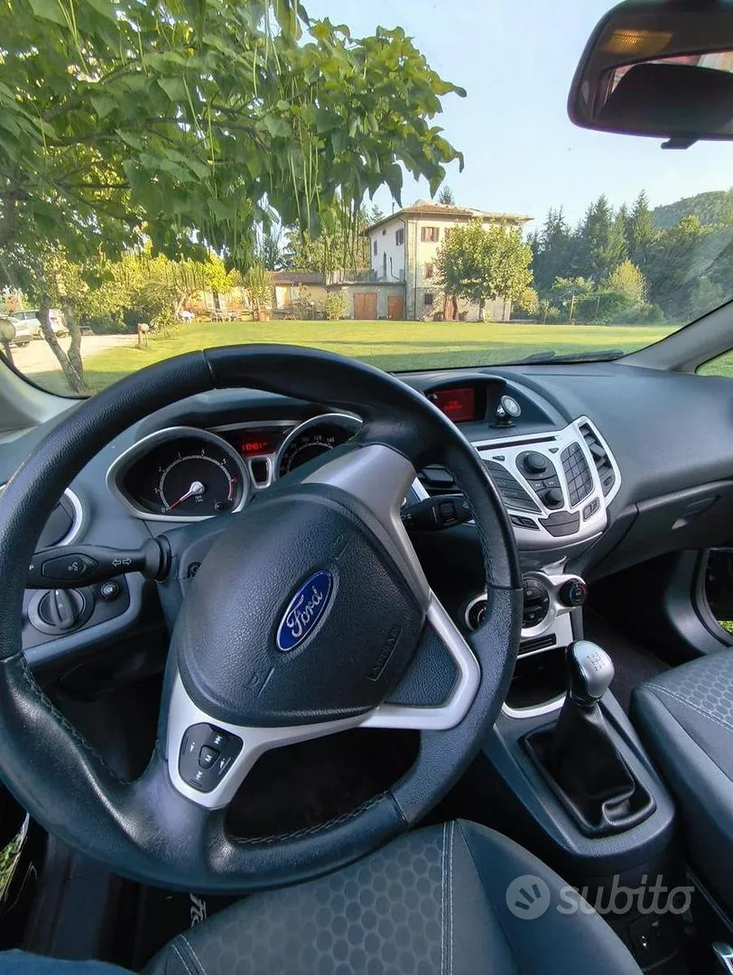 Ford Fiesta 2011 photo 2