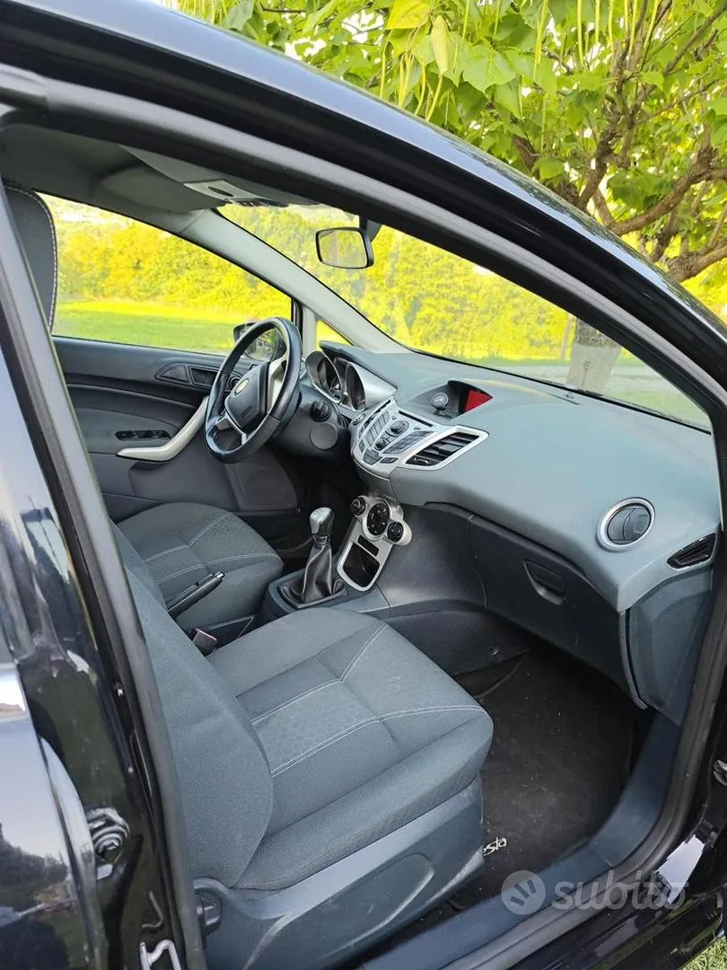 Ford Fiesta 2011 photo 3
