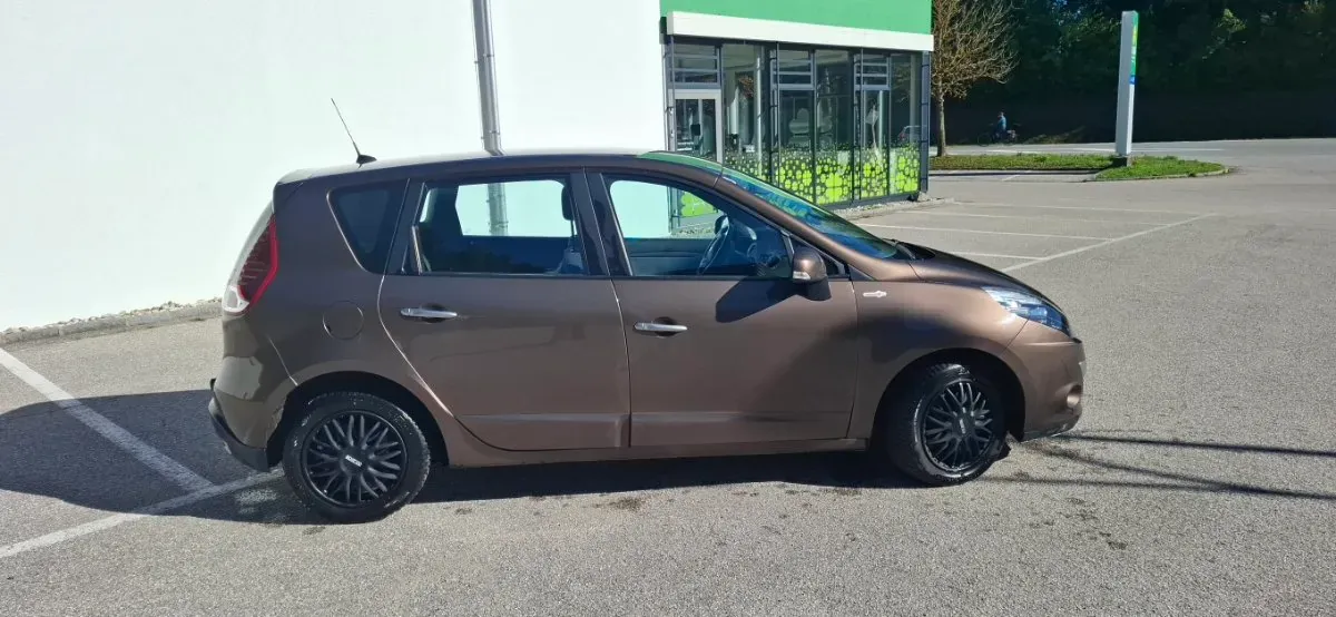 Renault Scenic 2011 photo 2