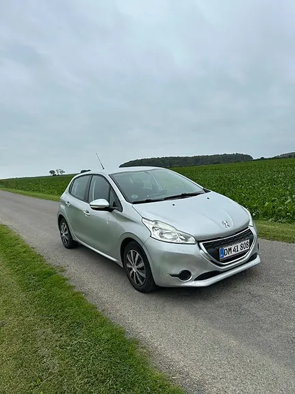Peugeot 208 2014 photo 2