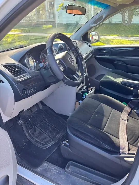 Dodge Grand Caravan 2012 photo 2