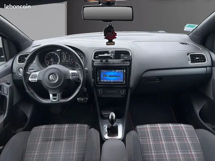 Volkswagen Polo 2011 photo 2